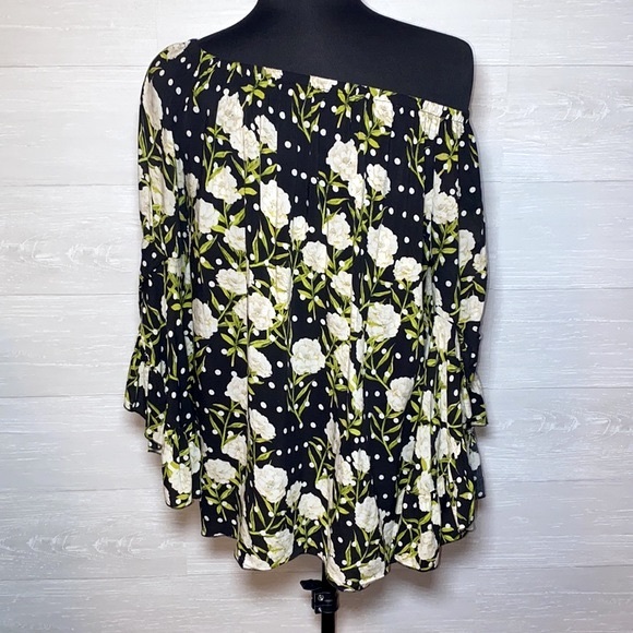 Star Fever Off-Shoulder Bell Sleeve with Ruffles - Picture 5 of 7